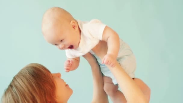 Baby lacht in den Händen der Mutter — Stockvideo