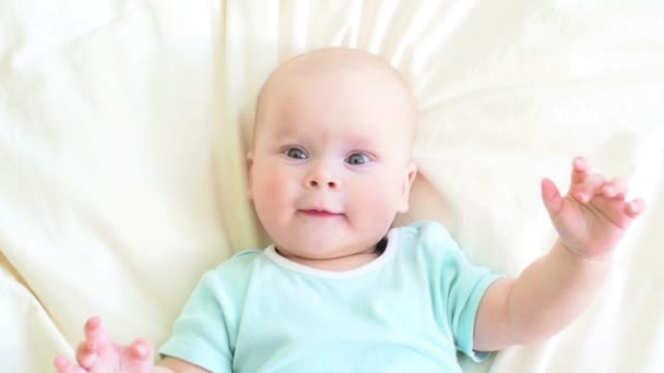 Bebé alegre en la cama — Vídeos de Stock