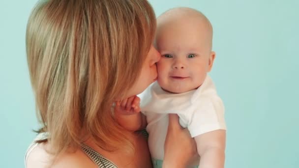 Bébé entre les mains de la mère — Video