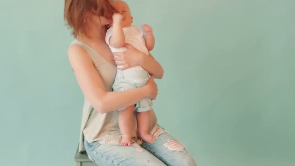 母の手の中の赤ちゃん — ストック動画