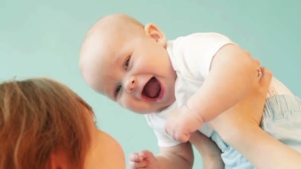 在母亲手中的婴儿笑 — 图库视频影像