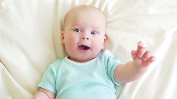 Freudiges Baby im Bett — Stockvideo