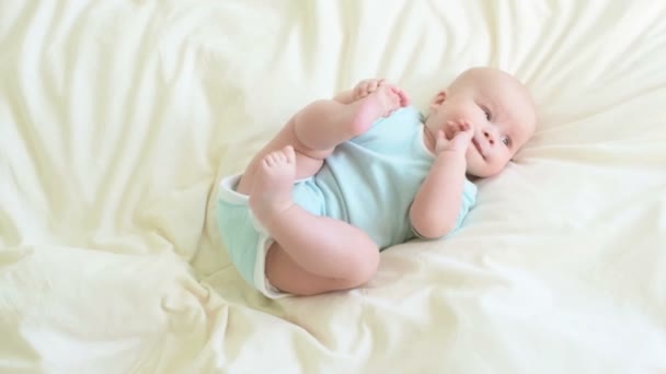 Joyful baby in bed — Stock Video