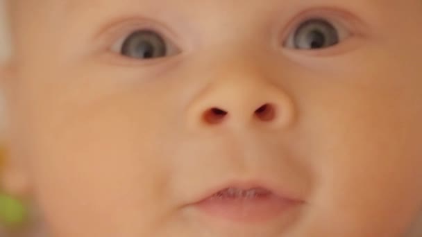 Baby 's eyes looking up — стоковое видео