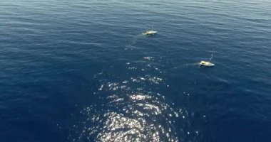 derin ve mavi okyanus tekneler