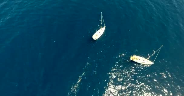 Bateaux dans l'océan profond et bleu — Video