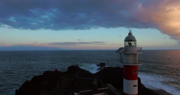 Hermoso faro en la costa — Vídeos de Stock