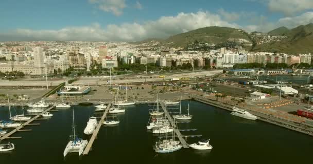 Stad i bergen och hamnen — Stockvideo