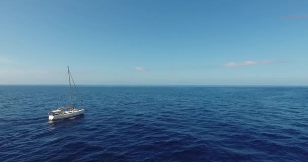 Velero en mar azul — Vídeo de stock