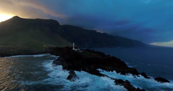 Kıyısındaki güzel deniz feneri — Stok video