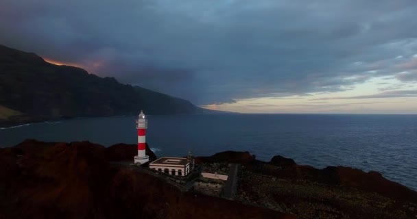 Красивий маяк на узбережжі — стокове відео