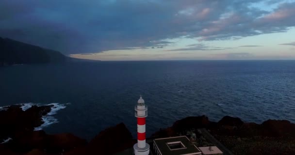 Schöner Leuchtturm an der Küste — Stockvideo