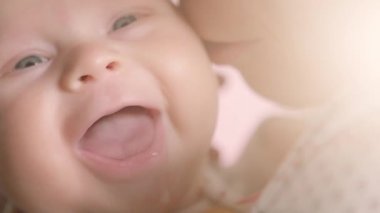  Çocuk annesinin elinde