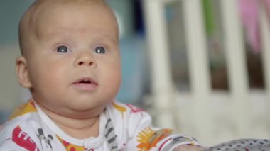 sürpriz bebek yüz yatak odasında