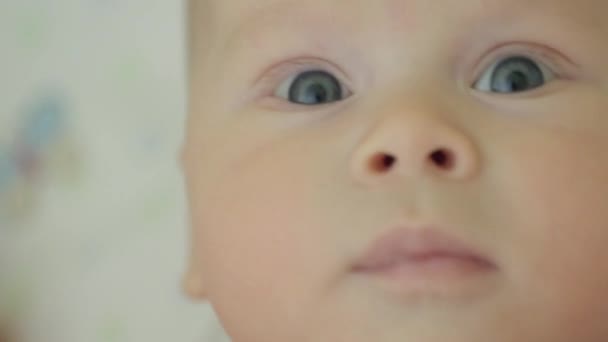 Weinig baby gezicht close-up — Stockvideo