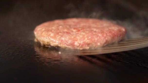 En grill scen med burger — Stockvideo