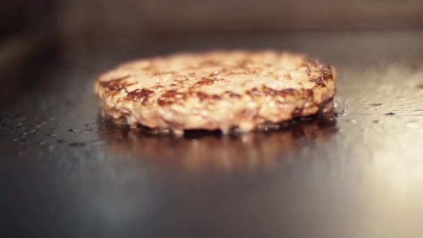 Una escena de barbacoa con hamburguesa — Vídeos de Stock