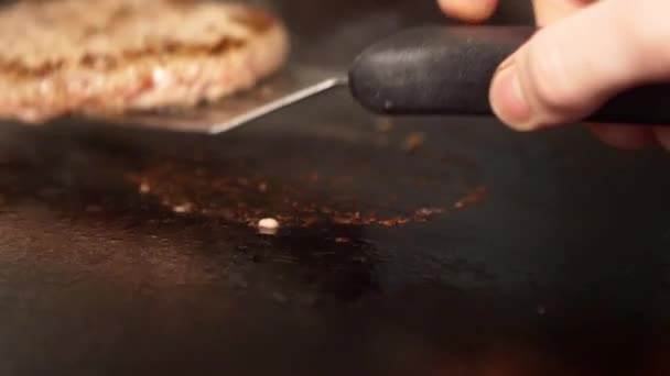 Eine Grillszene mit Burger — Stockvideo