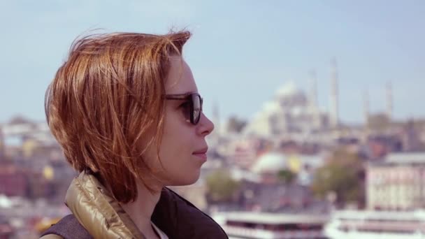 Menina na ponte Galata pelo canal Bosphorus — Vídeo de Stock