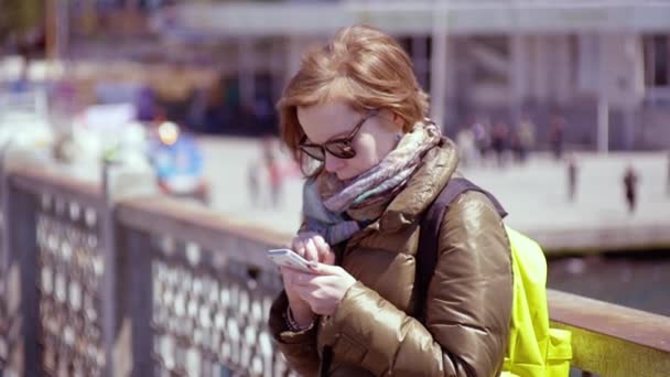 Mujer mira a su teléfono inteligente — Vídeos de Stock