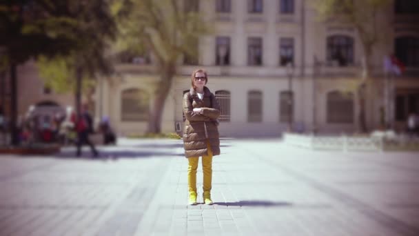 Femme debout dans la rue — Video