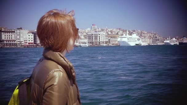 Chica contra el cielo azul en Estambul — Vídeos de Stock