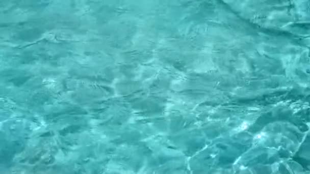 Acqua blu alla luce del giorno — Video Stock