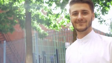 yakışıklı adam kameraya gülümseyen