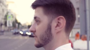 Adam şehirde yürüyor.