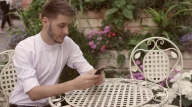 Smartphone açık havada kafede kullanarak iş adamı
