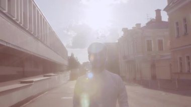 yakışıklı adam yürüyüş kameraya doğru 