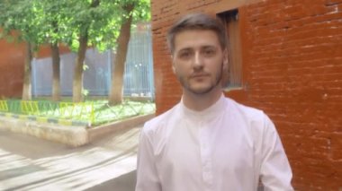 kameraya doğru adam yürüyüş