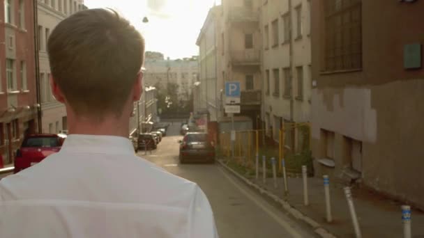 Mann an einer leeren Straße der Stadt — Stockvideo