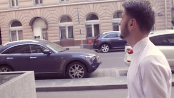 Homme marchant dans la ville — Video