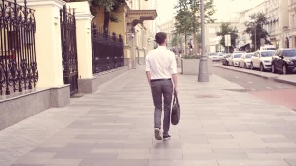 Man walking in the city — Stock Video