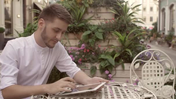 Homem usando tablet pc para o trabalho no café — Vídeo de Stock