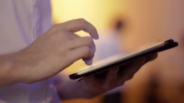 Jeune homme utilisant tablette pc pour le travail 