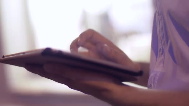 Hombre joven usando la tableta PC para el trabajo — Vídeos de Stock