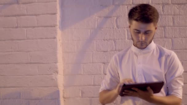 Νεαρός άνδρας που χρησιμοποιούν tablet pc για εργασία — Αρχείο Βίντεο