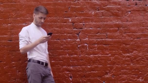 Hombre de negocios usando teléfono inteligente y sonriendo — Vídeo de stock