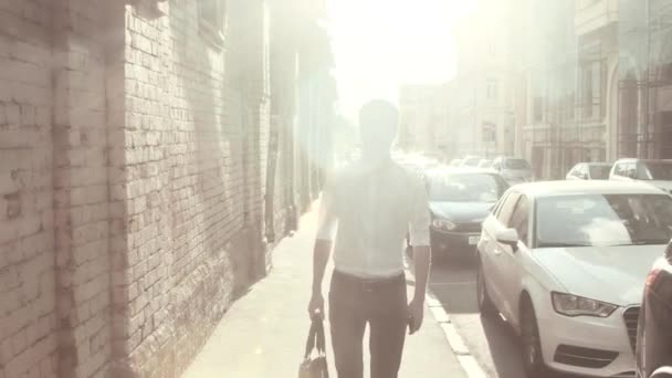 Yakışıklı adam yürüyüş kameraya doğru — Stok video