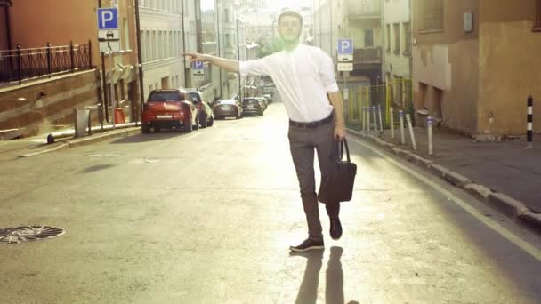 男は空の街でタクシーをキャッチしよう — ストック動画