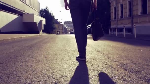 Man lopen op een eenzame straat — Stockvideo