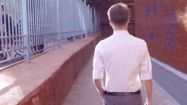 Ο άνθρωπος περπατώντας μέσα από το δρόμο της πόλης — Αρχείο Βίντεο