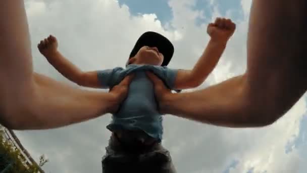 Opiekuńczy ojciec ręce rzucając się zabawny mały syn bawiąc się i pozytywne emocje POV strzał niebieskie niebo — Wideo stockowe