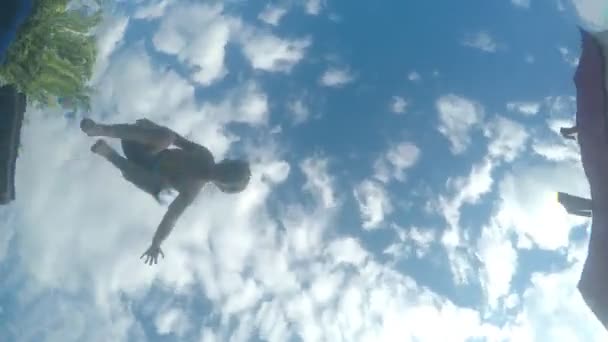 在水下观看快乐的男孩从海岸跳到透明的清澈的水里，在户外玩得很开心 — 图库视频影像