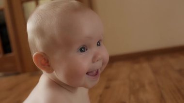 Neşeli küçük bebek dostu gülümseme sevinç dolu olumlu duygulara sahip yakın yüz ifadesi.