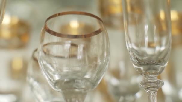 Veel glas bocal servies versierd met verschillende ornamenten tracking shot — Stockvideo