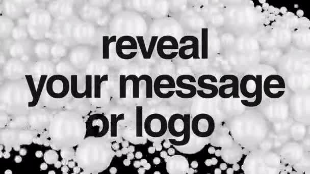 Avslöja din logotyp eller text. Vita blanka futuristiska bollar formar bakgrunden blanda till varandra isolerade 3d digital animation av små glansiga sfärer under rörelse koncept. Alfakanal ingår. — Stockvideo