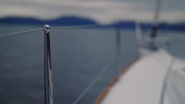 POV sköt havsutsikt från sidan nosdäck under flytande yacht vatten transport dyster himmel — Stockvideo